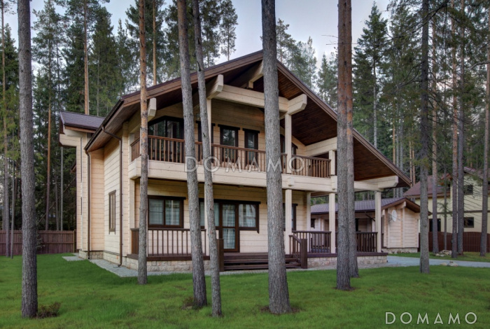 Проект дома из клееного бруса с просторным балконом на втором этаже