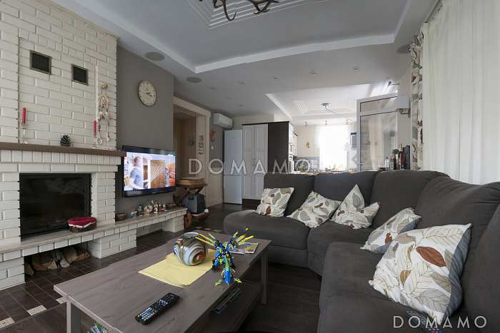 Проект дома из газобетона с цокольным этажом и небольшим бассейном