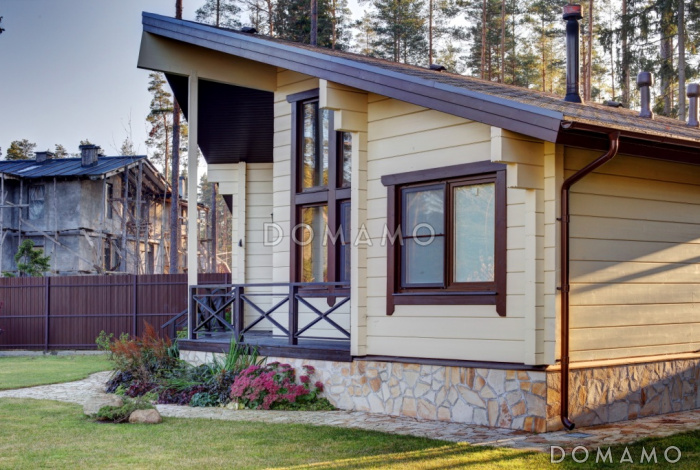 Проект одноэтажного необычного по форме дома из клееного бруса