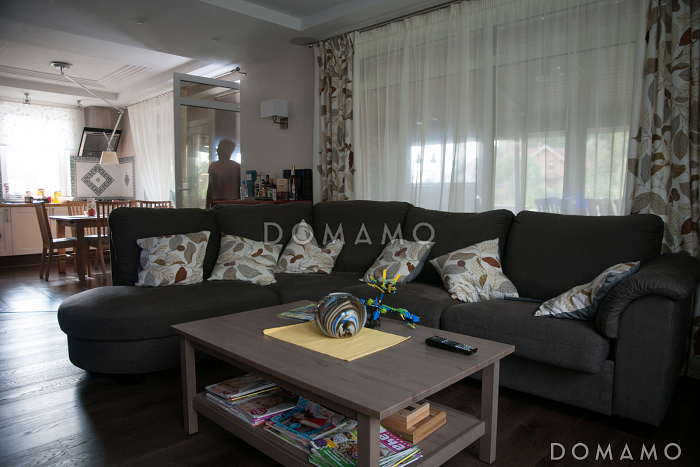 Проект дома из газобетона с цокольным этажом и небольшим бассейном