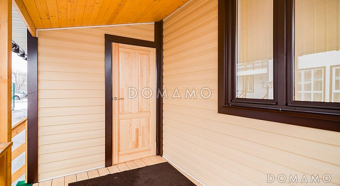 Проект дома с деревянной обшивкой вагонкой с небольшой кладовой