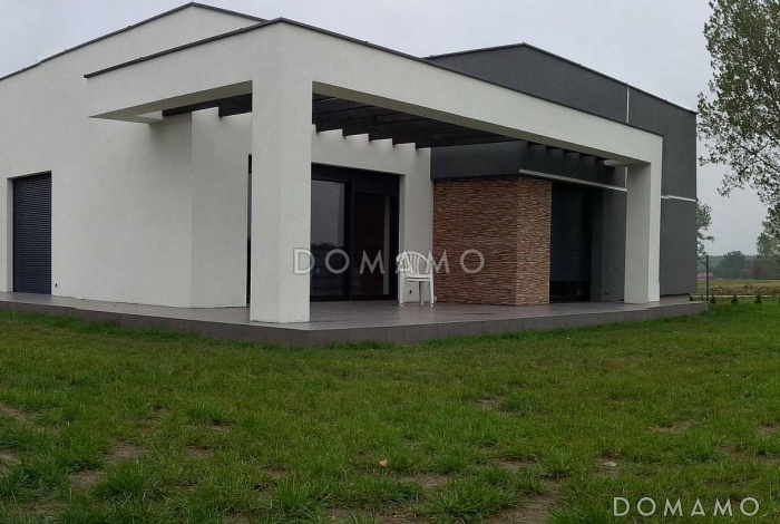 Проект небольшого современного одноэтажного дома из газобетона с тремя спальнями и красивой террасой