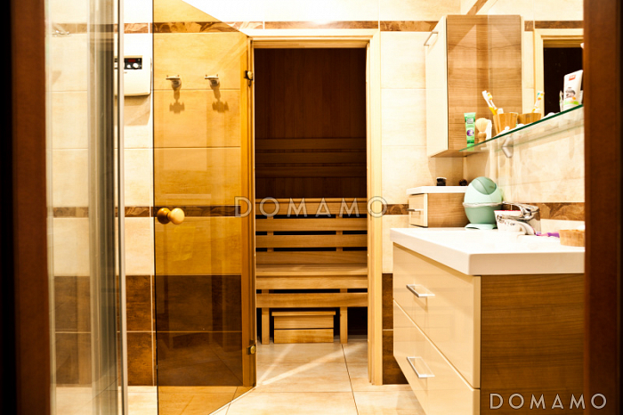 Проект дома из газобетона с местом для трех авто