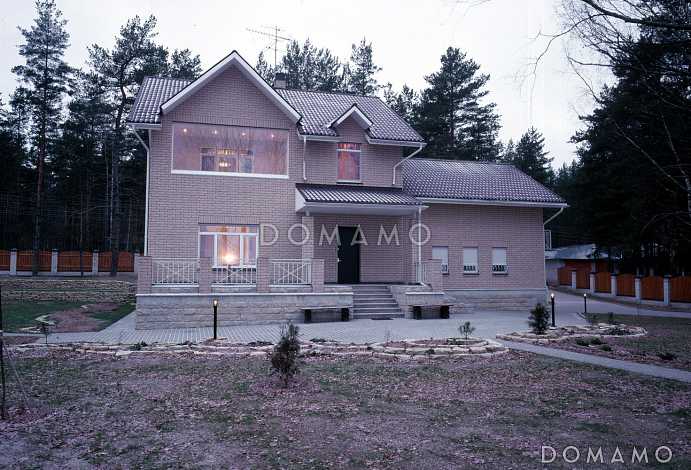 Проект дома из пеноблоков с гаражом и бассейном расположенные на цокольном этаже