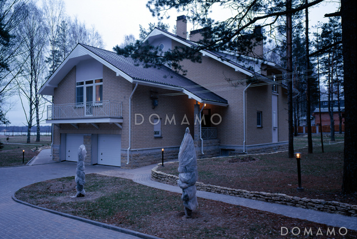 Проект дома из пеноблоков с гаражом и бассейном расположенные на цокольном этаже