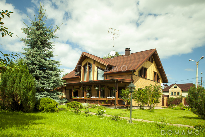 Проект кирпичного дома с эркером и гаражом для одной машины