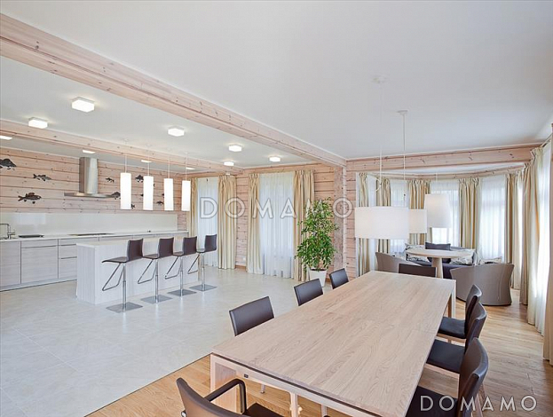 Проект стильного дома из клееного бруса с обширным остеклением и вторым светом