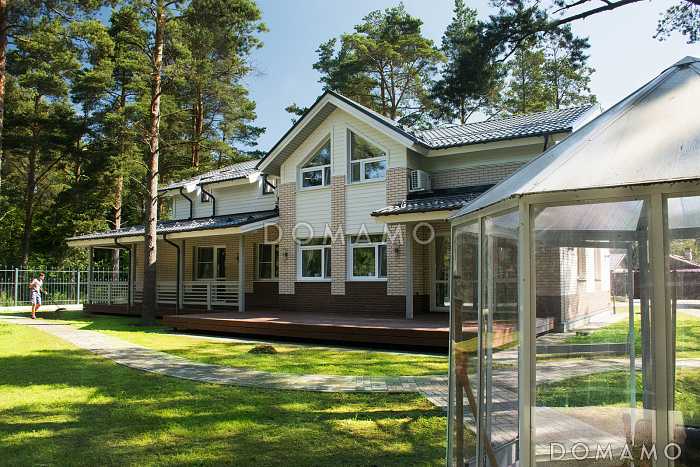 Проект дома из пеноблоков с просторным холлом на мансардном этаже