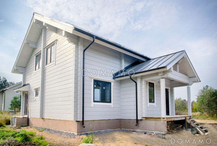 Проект дома из клееного бруса с просторной сауной и спальней на первом этаже