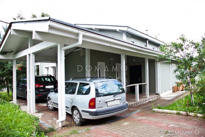 Проект каркасного дома с навесом для одной машины и двумя спальнями на мансардном этаже