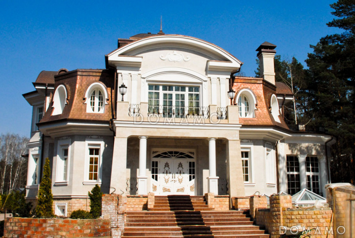 Проект парадного коттеджа с красивым холлом и террасой