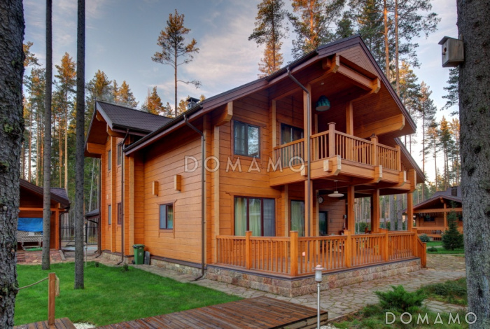 Проект деревянного дома из клееного бруса с просторным балконом на втором этаже