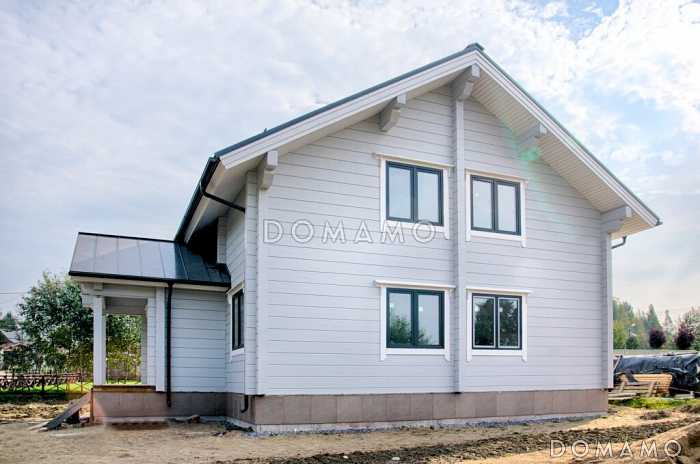 Проект дома из клееного бруса с просторной сауной и спальней на первом этаже