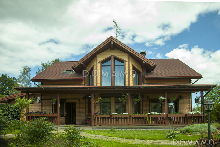 Проект кирпичного дома с эркером и гаражом для одной машины