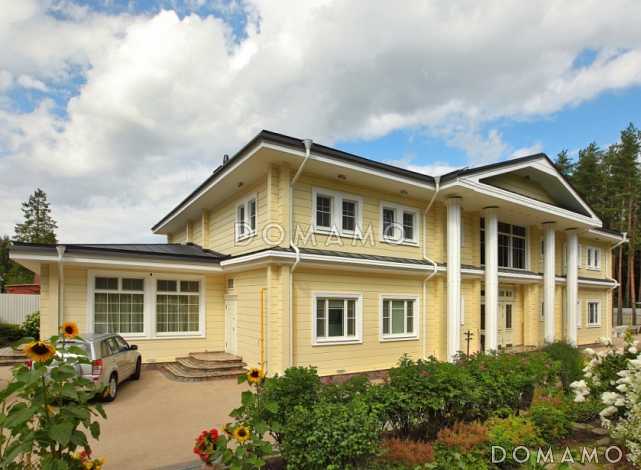 Проект двухэтажного дома из клееного бруса с колоннами и большой верандой