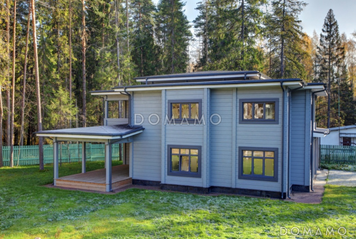 Проект двухэтажного дома из клееного бруса с двумя балконами на втором этаже