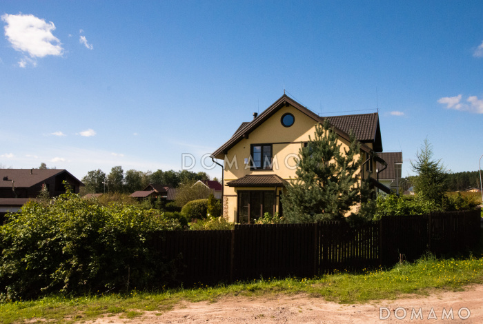 Проект кирпичного дома с эркером и спальней на первом этаже